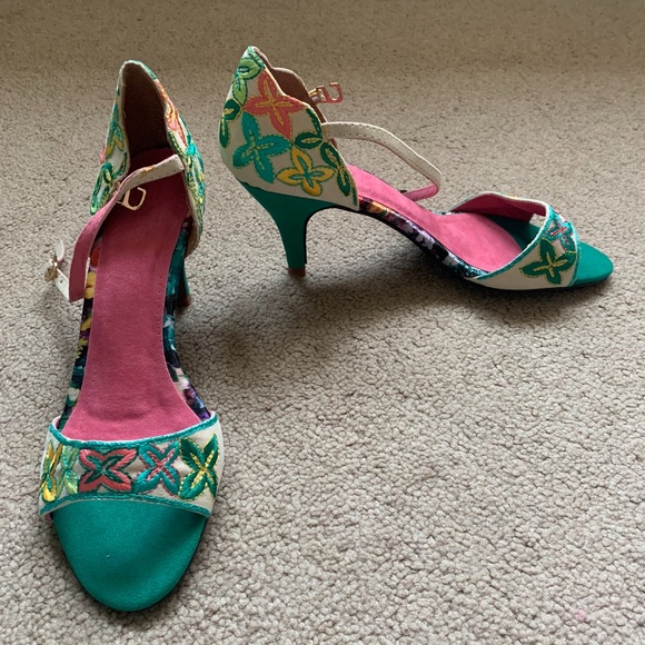 Women size 7 embroidery shoes - Picture 1 of 2